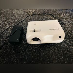 CLOKOWE Portable Movie Mini Projector MSRP $75 Tested in Working Order